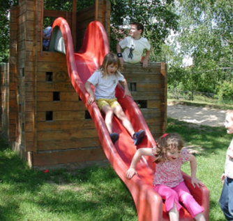 Bild enthält, Slide, Child, Female, Girl, Person, Outdoors, Play Area, Boy, Male, Outdoor Play Area