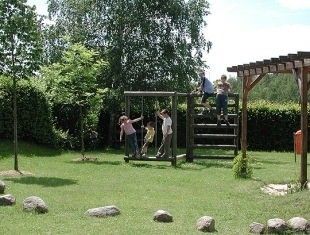 Bild enthält, Grass, Person, Outdoors, Lawn, Play Area, Backyard, Nature, Porch, Garden, Outdoor Play Area