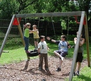 Bild enthält, Swing, Toy, Person, Clothing, Footwear, Shoe, Outdoors