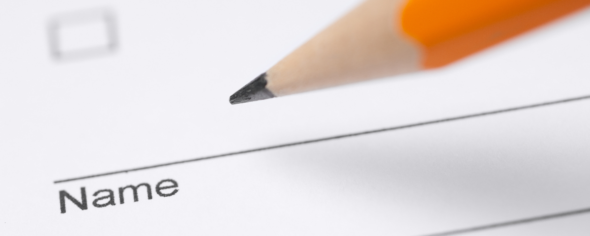 Ein Bleistift mit orangefarbenem Radiergummi schwebt über einem leeren Formular mit einem teilweise sichtbaren Etikett, das 'Name' lautet.