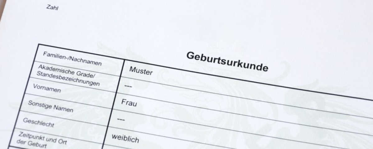 Ein weißes Blatt Papier zeigt ein Dokument mit dem Titel 'Geburtsurkunde' mit schwarzem Text, darunter 'Nachnamen', 'Muster', 'Grade/zeichnungen', 'Frau' und 'weiblich'.