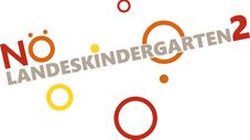 Das Bild zeigt einen weißen Hintergrund mit dem Wort 'DESKINDERGARTEN' in Grau, umgeben von verschiedenen farbigen Kreisen. Die Kreise sind in Rot-, Orange- und Gelbtönen gehalten.