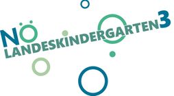 Das Bild zeigt das Wort 'Deskindergarten' in Grün und Weiß auf weißem Hintergrund. Im Hintergrund befinden sich drei grüne Kreise.