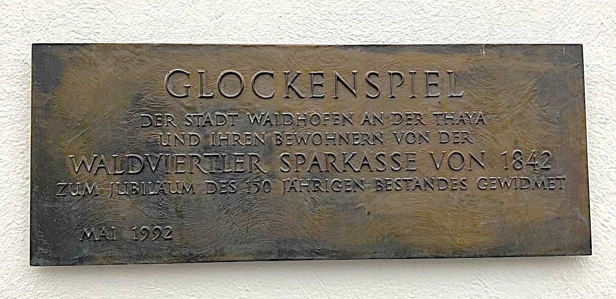 Bronzetafel mit der Aufschrift Glockenspiel. Widmung an die Stadt Waidhofen an der Thaya und ihre Bewohner von der Niederösterreichischen Sparkasse zum 150-jährigen Jubiläum. Jahr 1992.