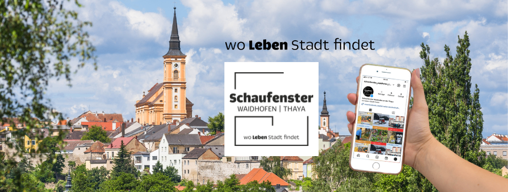 Ein Werbebild für die Schaufenster Waidhofen/Thaya App. Es zeigt eine malerische Stadt mit einer Kirche und einem Smartphone, das mehrere Fotos anzeigt.