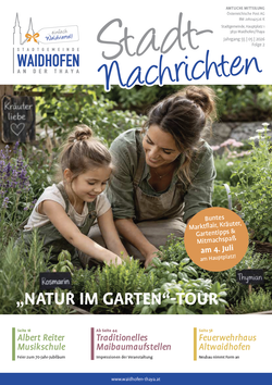 Ein Bild zeigt eine Gartenszene mit einer Frau und einem kleinen Mädchen in einem Garten. Das Mädchen ist vorgebeugt und scheint Pflanzen zu pflanzen oder zu pflegen. Die Frau steht neben ihr und beobachtet. Ein Schild mit der Aufschrift 'Krauter liebe' hängt im Hintergrund an einem Zaun.