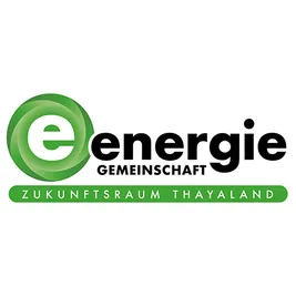 Das Logo für Energie Gemeinschaft Zukunftsraum Thailand mit einem grünen Kreis, der ein 'e' enthält, auf weißem Hintergrund.