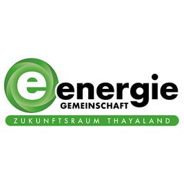 Das Logo für Energie Gemeinschaft Zukunftsraum Thailand mit einem grünen Kreis, der ein 'e' enthält, auf weißem Hintergrund.
