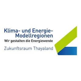 Das Logo für Klima- und Energie-Modellregionen. Es steht geschrieben, 'Wir gestalten die Energiewende, Zukunftsraum Thailand.' Eine grüne und blaue geometrische Form ist vorhanden.