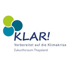 KLAR! Logo mit drei blauen und grünen Kreisen über dem Text, Vorbereitung auf die Klimakrise in Thailand.