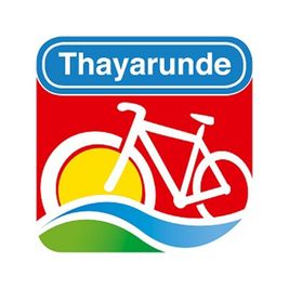 Thayarunde Logo mit einem Fahrrad über einer Sonne und Wasser mit einem blauen Rand.