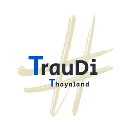 Das Logo von TrauDi Thayland ist auf einem weißen Hintergrund zu sehen. Das Wort TrauDi ist in Blau und Schwarz geschrieben, während Thayland in Blau ist. Das Design besteht aus zwei sich schneidenden Linien.