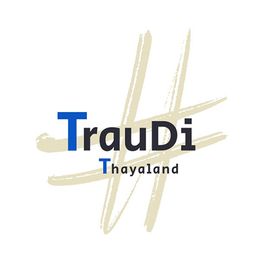 Das Logo von TrauDi Thayland ist auf einem weißen Hintergrund zu sehen. Das Wort TrauDi ist in Blau und Schwarz geschrieben, während Thayland in Blau ist. Das Design besteht aus zwei sich schneidenden Linien.