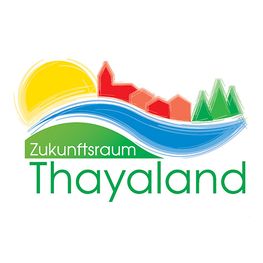 Das Logo für Zukunftsraum Thayland zeigt einen Fluss, Häuser und Bäume. Der Name Zukunftsraum Thayland steht in Grün unter dem Bild.