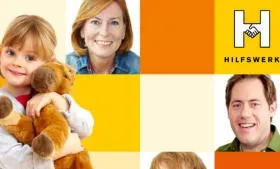 Eine Collage aus vier Fotos mit einer lächelnden Frau, einem kleinen Mädchen, das ein Plüschtier hält, einem Jungen, der ein Plüschtier hält, und einem lächelnden Mann. Die Fotos sind auf einem gelben und orangefarbenen Hintergrund mit dem Wort 'Hilfswerk'.
