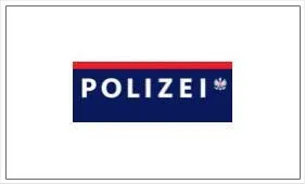 Ein blau-roter Abzeichen mit dem Wort 'POLIZEI' in weißer Schrift. Es zeigt das nationale Emblem Polens am rechten Ende.