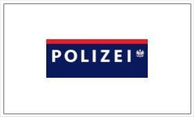 Ein blau-roter Abzeichen mit dem Wort 'POLIZEI' in weißer Schrift. Es zeigt das nationale Emblem Polens am rechten Ende.