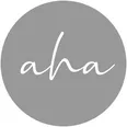Ein grauer Kreis enthält das Wort 'aha' in weißer kursiver Schrift.
