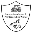 Ein schwarz-weißes Schild zeigt oben einen Traktor und unten ein galoppierendes Pferd. Der Text lautet Lohnunternehmen & Pferdeparadies Winter.
