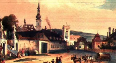 Ein altes Gemälde zeigt eine Stadt mit mehreren Gebäuden, einer Kirche und Menschen, die gehen oder stehen. Es gibt Pferde und Kutschen auf der Straße.