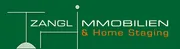 Das Bild zeigt einen grünen Hintergrund mit weißem Text. Es steht 'ZANGL MOBILIEN & Home Staging'. Es gibt ein dekoratives Element, das einer hängenden Lampe ähnelt, im linken Teil des Bildes.