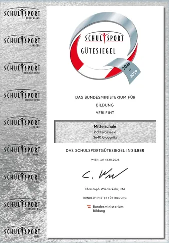 Das Schulsportgutesiegel-Zertifikat zeigt ein silbernes Band mit den Jahren 2026 und 2029, zusammen mit Logos und Text in Deutsch. Das Zertifikat wird vom Bundesministerium für Bildung verliehen.