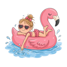Ein junges Mädchen liegt auf einem rosafarbenen aufblasbaren Flamingo-Schwimmtier im Wasser. Sie trägt einen rosa Badeanzug mit einem Bogen auf dem Kopf und herzförmigen Sonnenbrillen.
