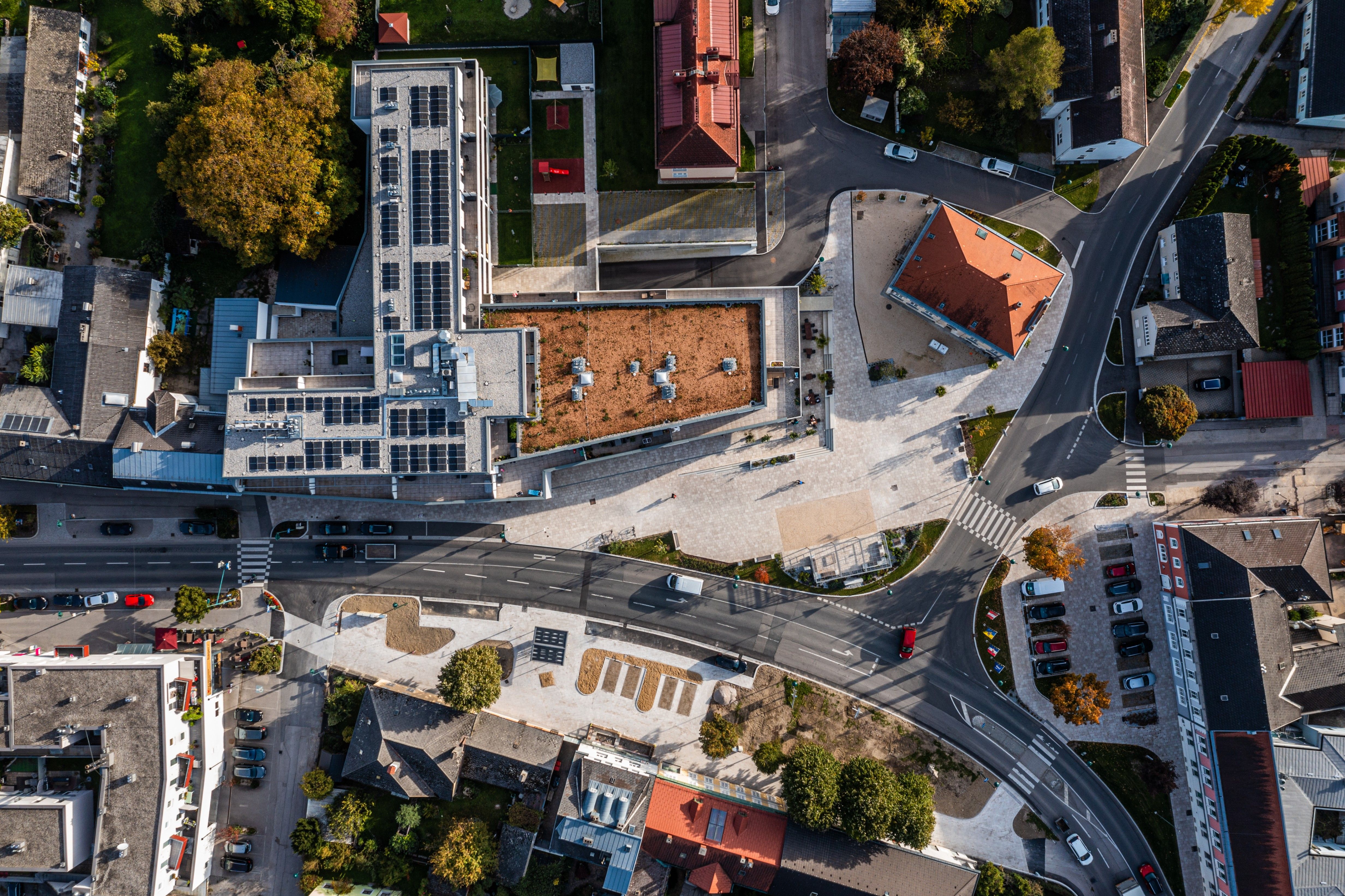 Drohnenaufnahme vom Hauptplatz und Hauptstraße in Ober-Grafendorf