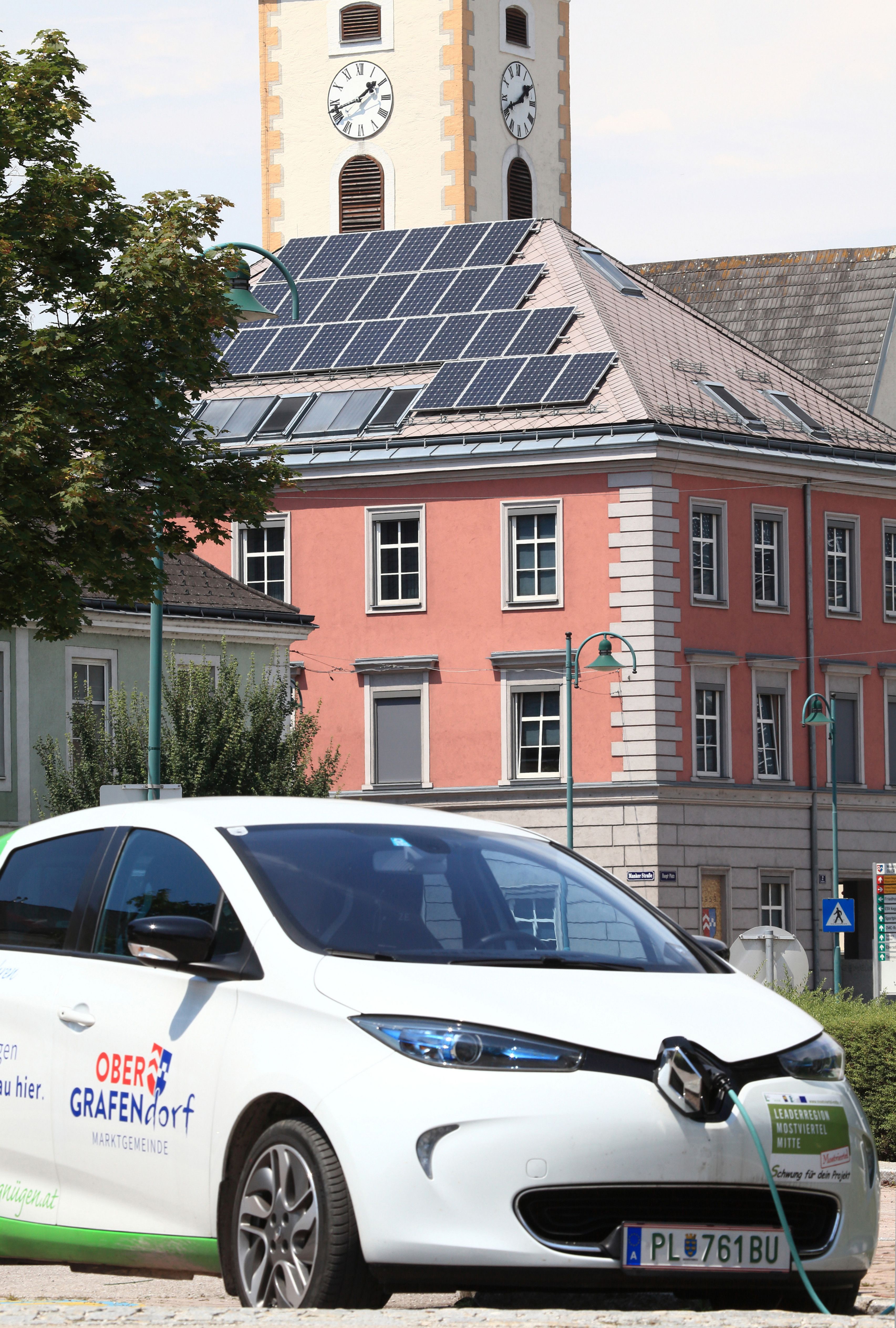 E-Auto und dahinter das Gemeindeamt