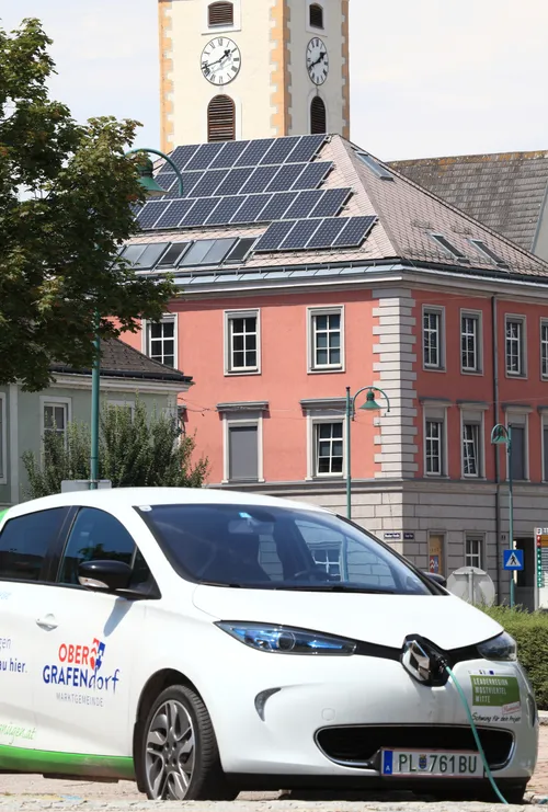 E-Auto und dahinter das Gemeindeamt