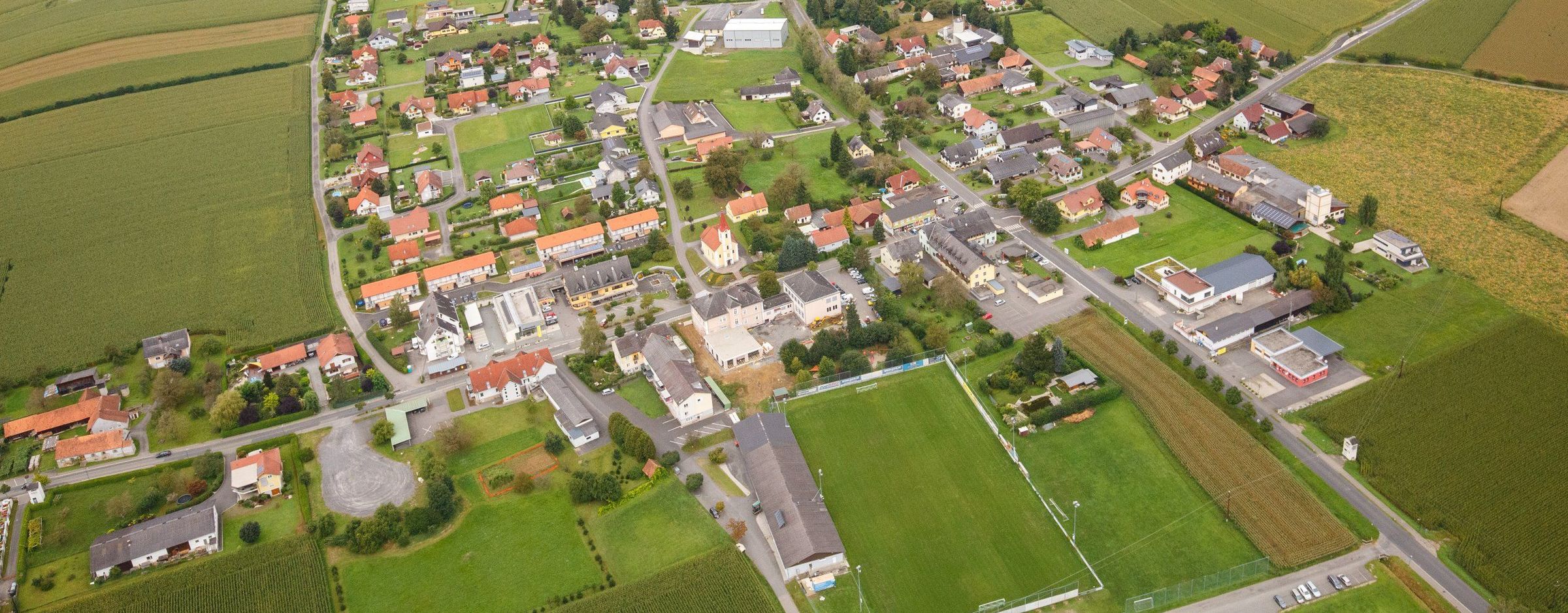 Bild enthält, Outdoors, Nature, Countryside, Rural, Aerial View, Farm, Architecture, Building