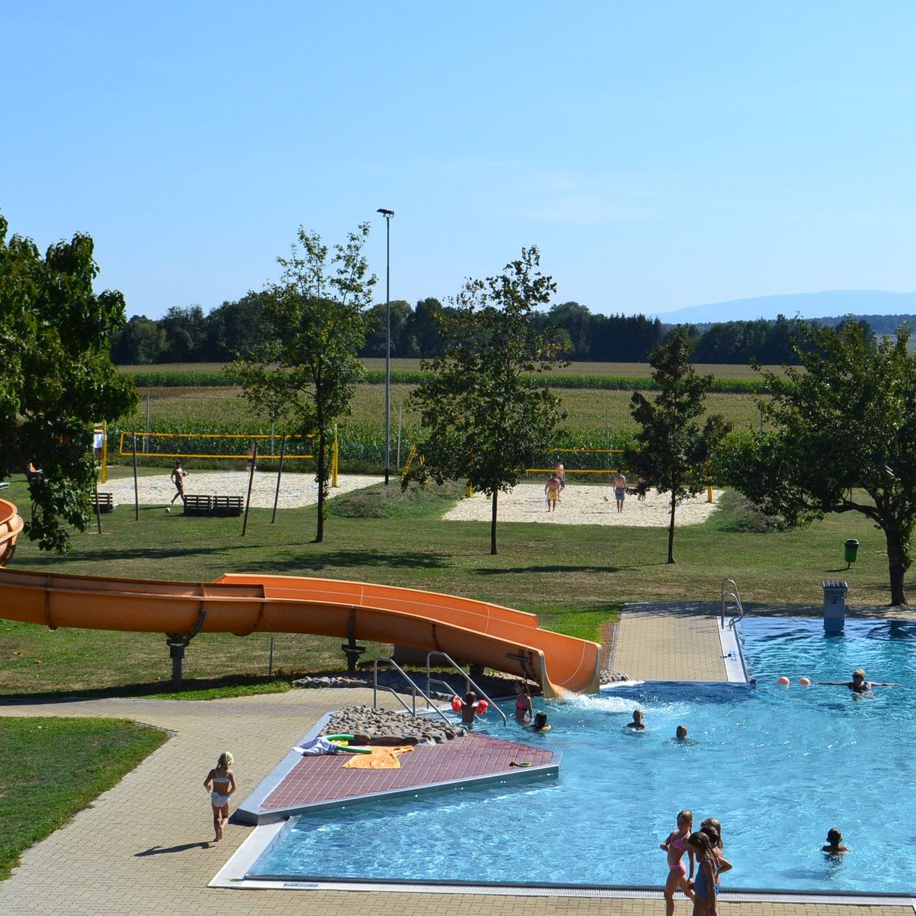 Bild enthält, Bench, Person, Outdoors, Nature, Scenery, Water, Pool, Swimming Pool, Grass, Park