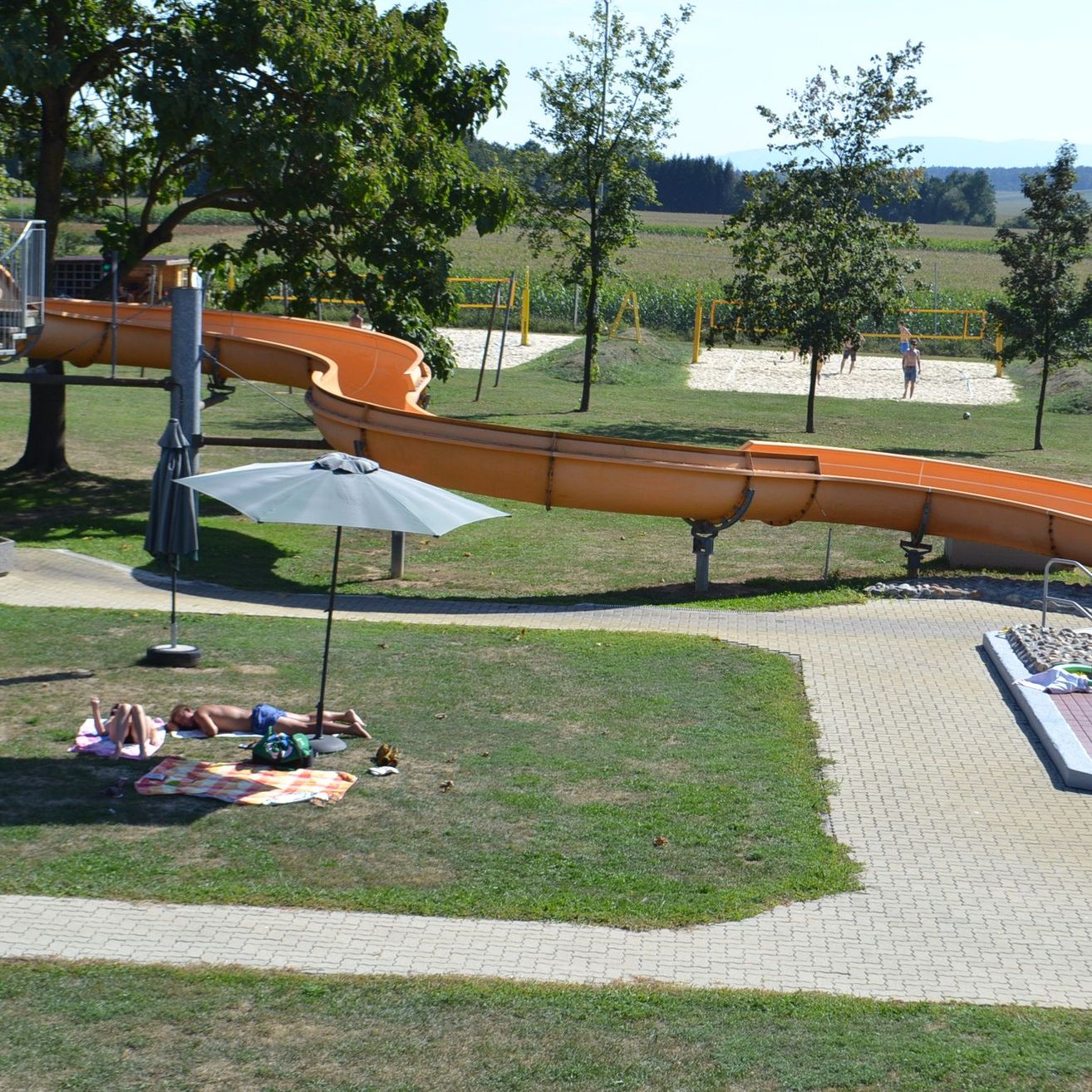 Bild enthält, Grass, Nature, Outdoors, Park, Play Area, Person, Outdoor Play Area, Handbag, Head, Water