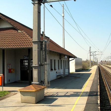 Bild enthält, Railway, Terminal, Train, Train Station, Transportation, Vehicle, Utility Pole, Bench, Furniture, Subway