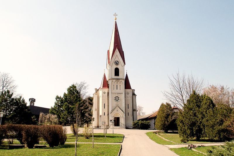 Bild enthält, Architecture, Spire, Tower, Grass, Plant, Arch, Gothic Arch, Clock Tower, Cathedral, Lawn