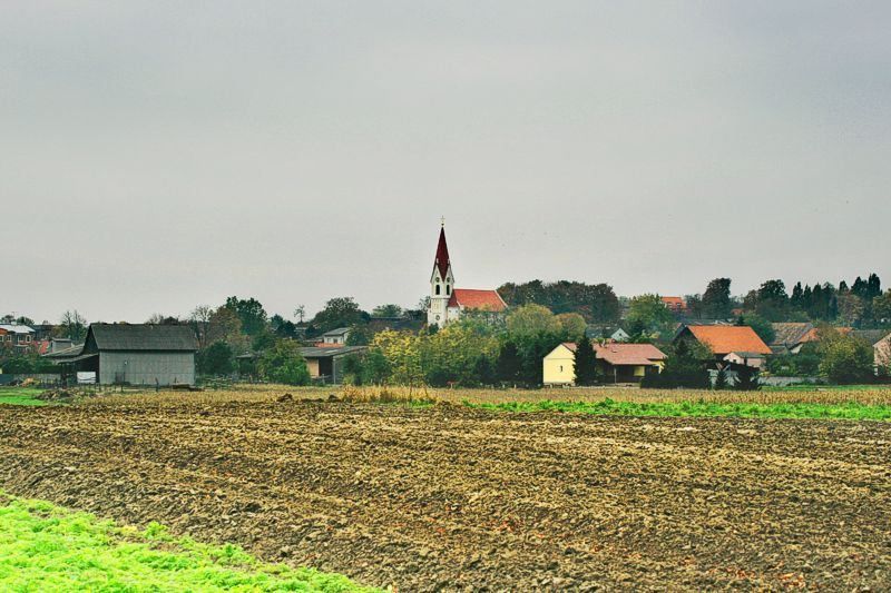 Bild enthält, Nature, Outdoors, Countryside, Rural, Building, Spire, Tower, Village, Field, Farm