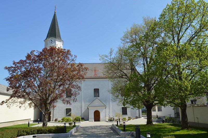 Bild enthält, Building, Spire, Tower, Grass, Arch, Gothic Arch, Cathedral, Monastery, Bell Tower, Lawn