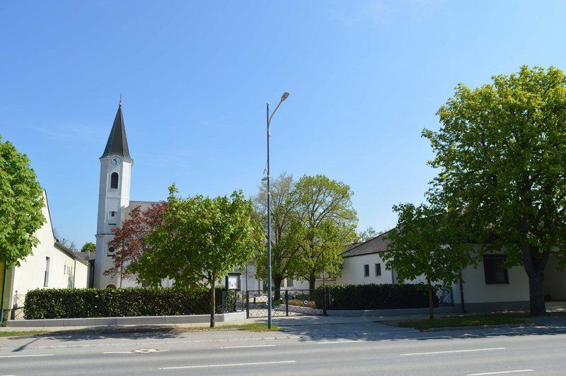 Bild enthält, Neighborhood, City, Street, Urban, Bell Tower, Spire, Monastery, Grass, Tree, Suburb