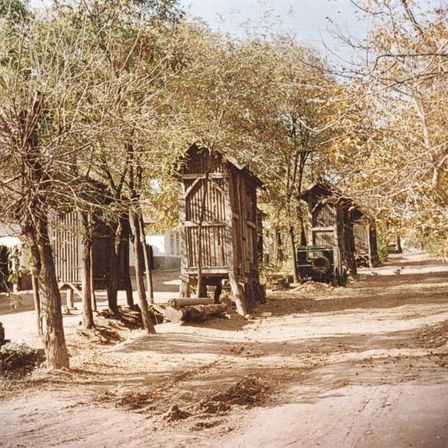 Bild enthält, Outdoors, Countryside, Nature, Hut, Rural, Housing, Car, Graveyard, City, Street