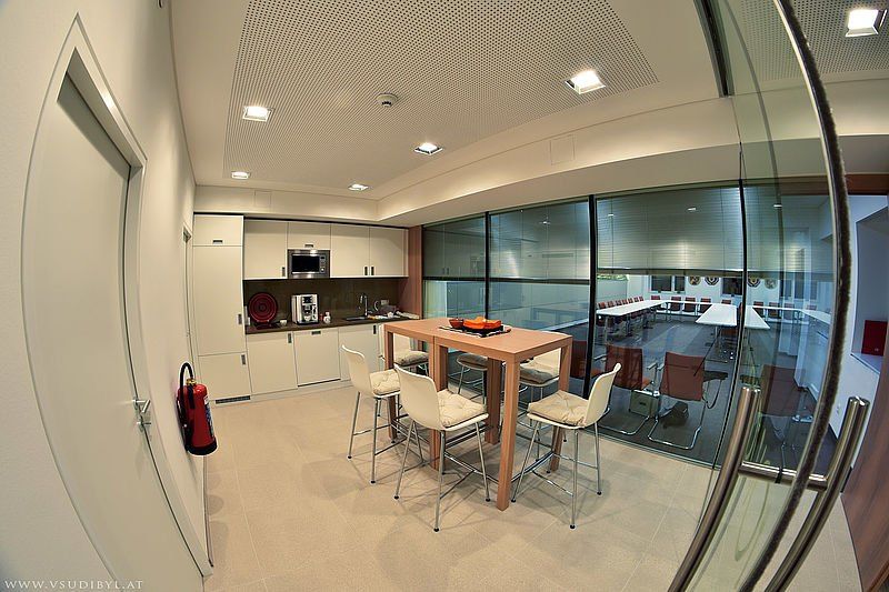 Bild enthält, Dining Room, Dining Table, Furniture, Indoors, Table, Photography, Interior Design, Chair, Microwave, Oven
