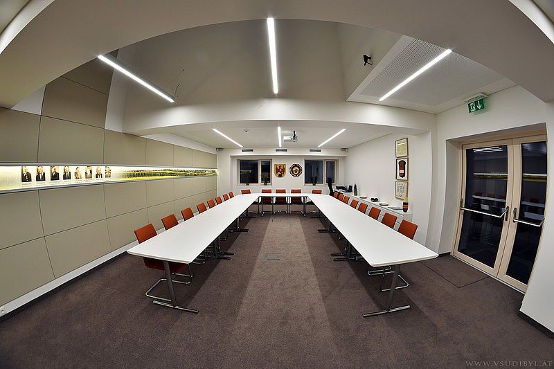 Bild enthält, Indoors, Meeting Room, Office, Room, Person, Interior Design, Chair, Furniture