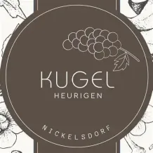 Ein rundes Logo für Kugel Heurigen, eine Weinkellerei in Nickelsdorf, mit einem Traubencluster und einem Blatt. Der Text Kugel Heurigen ist in weiß auf braunem Hintergrund geschrieben.