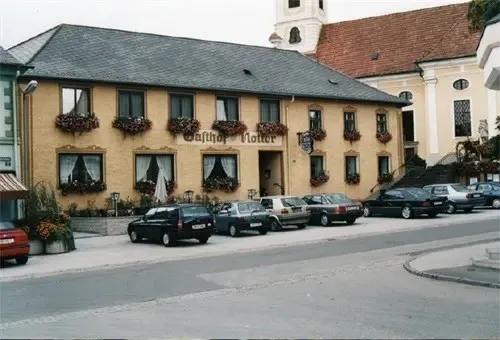 City, Building, Hotel, Car, Urban, Neighborhood, Inn, Wheel, Housing, Suburb
