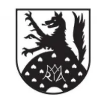Ein schwarz-weißes heraldisches Wappen zeigt einen Wolf, der auf einem Herzensbett steht. Der Wolf hält ein Herz im Maul. Das Wappen ist von einem Kranz aus Herzen umgeben.