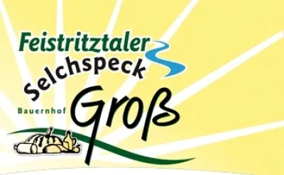 Das Bild zeigt das Logo für Feinstritztaler Selchspeck Grob. Das Logo hat einen gelben Hintergrund mit einer stilisierten Darstellung eines Bauernhofs, einschließlich Gemüse und Früchten. Der Text 'Feinstritzer Selchspeck' ist prominent über dem Bauernhof-Bild angebracht. Das Wort 'Grob' ist stilisiert und unterhalb der Bauernhof-Illustration positioniert.