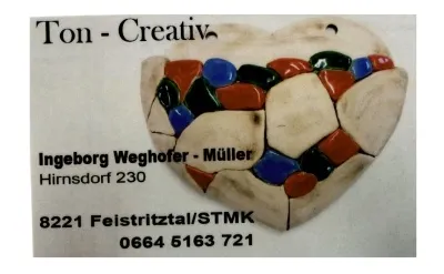 Ein Mosaik-Herz mit blauen, roten und grünen Fliesen auf weißem Hintergrund. Unter dem Herz stehen der Name 'Ingeborg Weghofer - Müller' und die Adresse 'Hirndorf 230'. Kontaktinformationen einschließlich '82221 Feistritztal/STMK' und '0664 5163 721' sind ebenfalls angegeben.