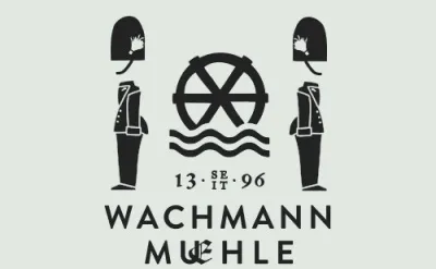 Ein Logo mit zwei uniformierten Figuren neben einem Wasserrad mit Wellen und dem Text '13. SE. 96 IT' darüber sowie dem Namen 'WACHMANN MUHLE'.