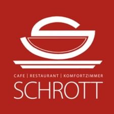 Das Logo von Schrott zeigt einen roten Hintergrund mit einer weißen Schüssel und einem weißen Buchstaben 'S' in der Mitte. Darunter stehen die Worte 'Cafe | Restaurant | Komfortzimmer'. Der Name 'Schrott' ist prominent in Weiß auf dem roten Hintergrund dargestellt.
