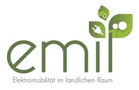 Grünes Logo für Elektromobilität im ländlichen Raum mit einem Auto, einem Ladesteckverbinder und einem Blattsymbol. Das Wort Elektromobilität ist in Grün geschrieben.