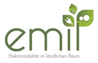 Grünes Logo für Elektromobilität im ländlichen Raum mit einem Auto, einem Ladesteckverbinder und einem Blattsymbol. Das Wort Elektromobilität ist in Grün geschrieben.